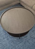 Runder Couchtisch mit Ablage
