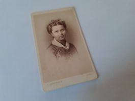 SCHWIIZER JUGEND DAZUMAL - e JUNGI FRAU - BASEL