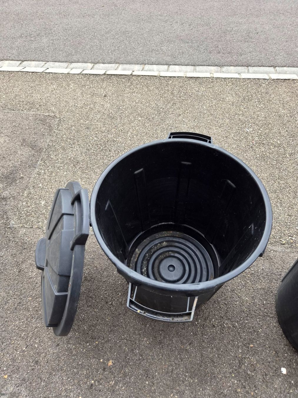 Abfalleimer: Mülltonne schwarz mit Deckel gebraucht – Gebraucht aus Zürich von Primanoctis 2