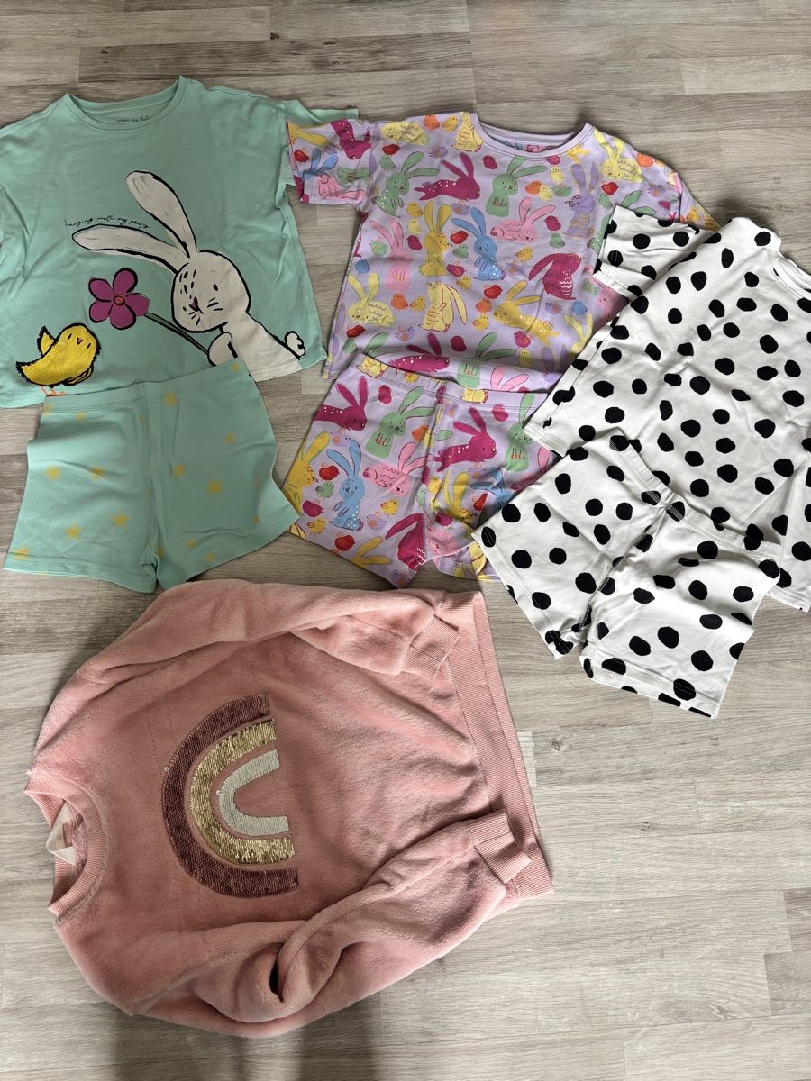 Ensembles coordonnés: Kleiderpaket Mädchen, 3 Pyjama & 1 Pulli, Gr. 134 – D'occasion à Erlinsbach SO par flick20