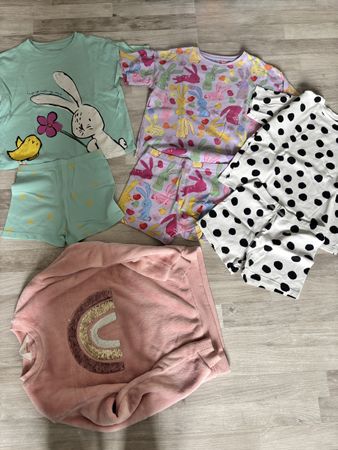 Kleiderpaket Mädchen, 3 Pyjama & 1 Pulli, Gr. 134