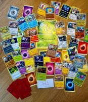 Über 50 gemischte originale Pokémon‑Karten inkl einer Jumbo