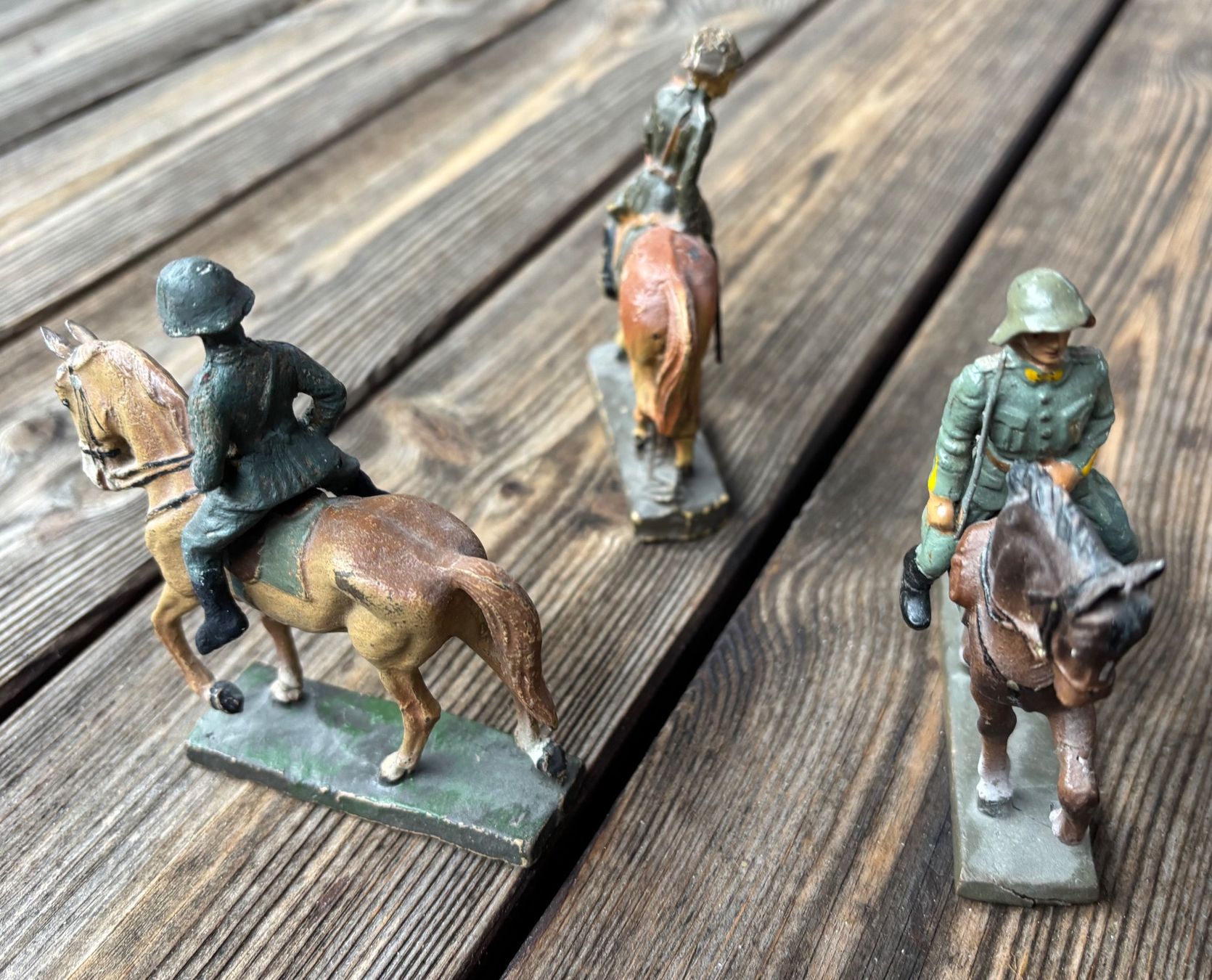Statuette: 3 alte Elastolin Figuren Soldaten mit Pferden – Usato da Lüchingen venduto da Eeizo 1
