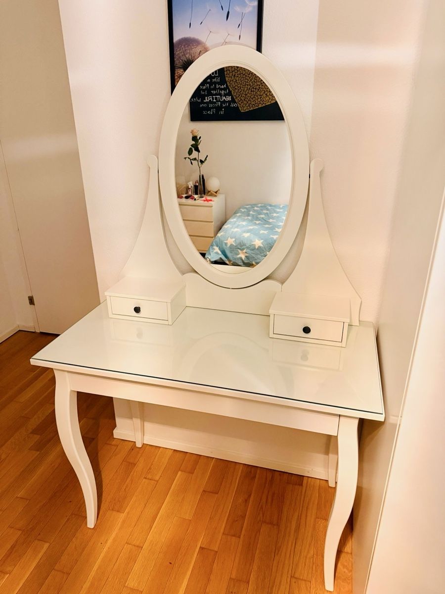 Ikea Tavoli da trucco: Weisser Schminktisch mit Glasplatte IKEA Hemnes – Usato da Wettswil venduto da HESAMIDA