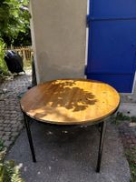 Gartentisch (Metallgestell und Holzplatte)