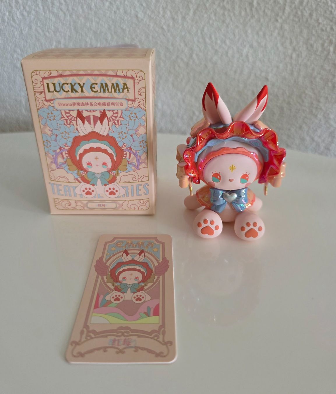 Statuette: Lucky Emma Secret Forest Tea Party Series "Raspberry" – Nuovo e nell'imballaggio originale da Münchenstein venduto da kittybox 1