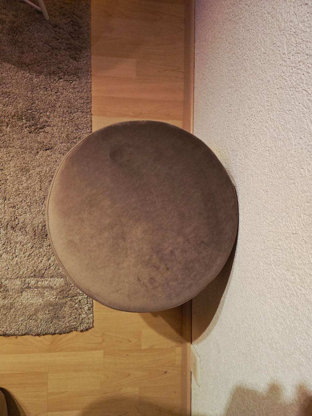 Sgabelli: Moderner Sitzhocker / Pouf mit Metallgestell – Usato da Elgg venduto da Fufu28 1