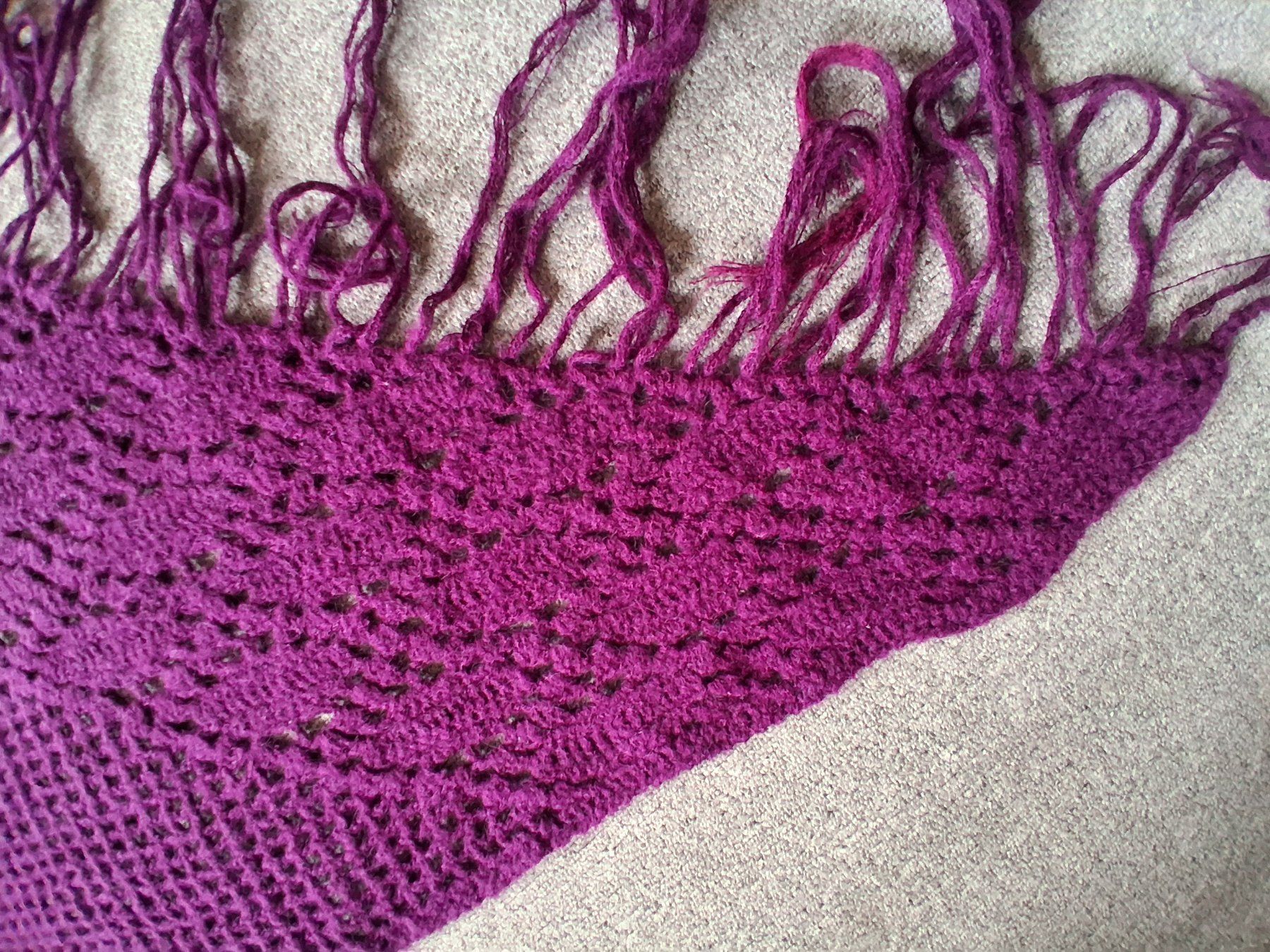 Foulard & Sciarpe: Grosser handgestrickter violetter Schal mit Fransen – Usato da Wald ZH venduto da e8e 5