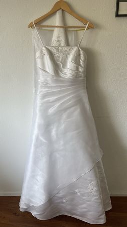 Traumhaftes Brautkleid "Trés Chic" mit Schleier, Grösse 38.
