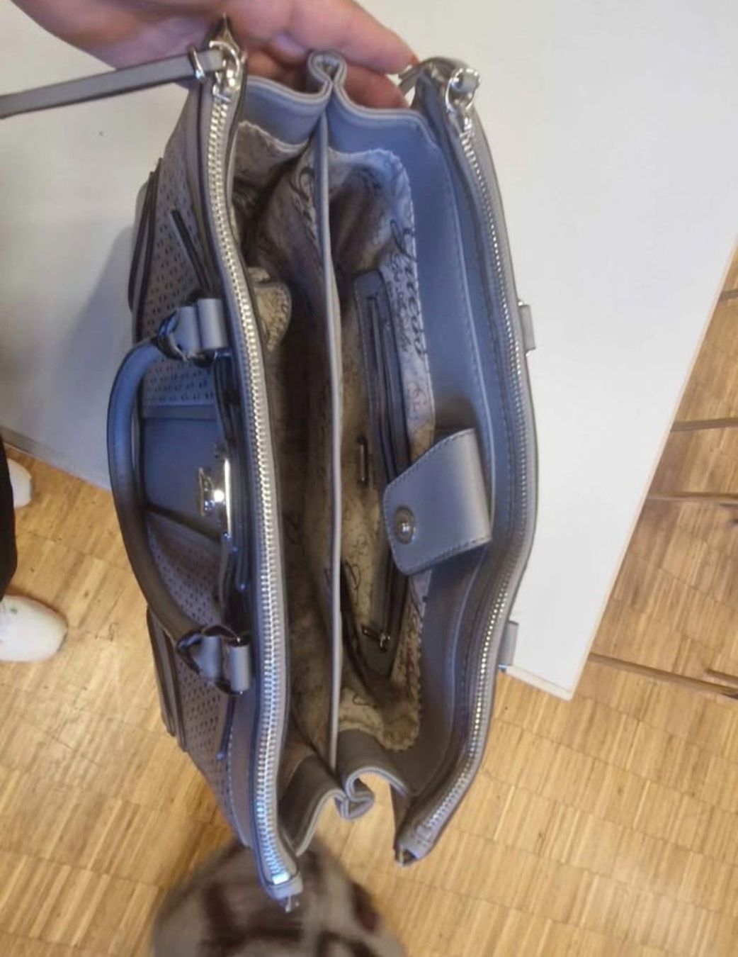 Guess Borse da donna: Sac à main Guess – Usato da Sonceboz-Sombeval venduto da ser_7cxw 1