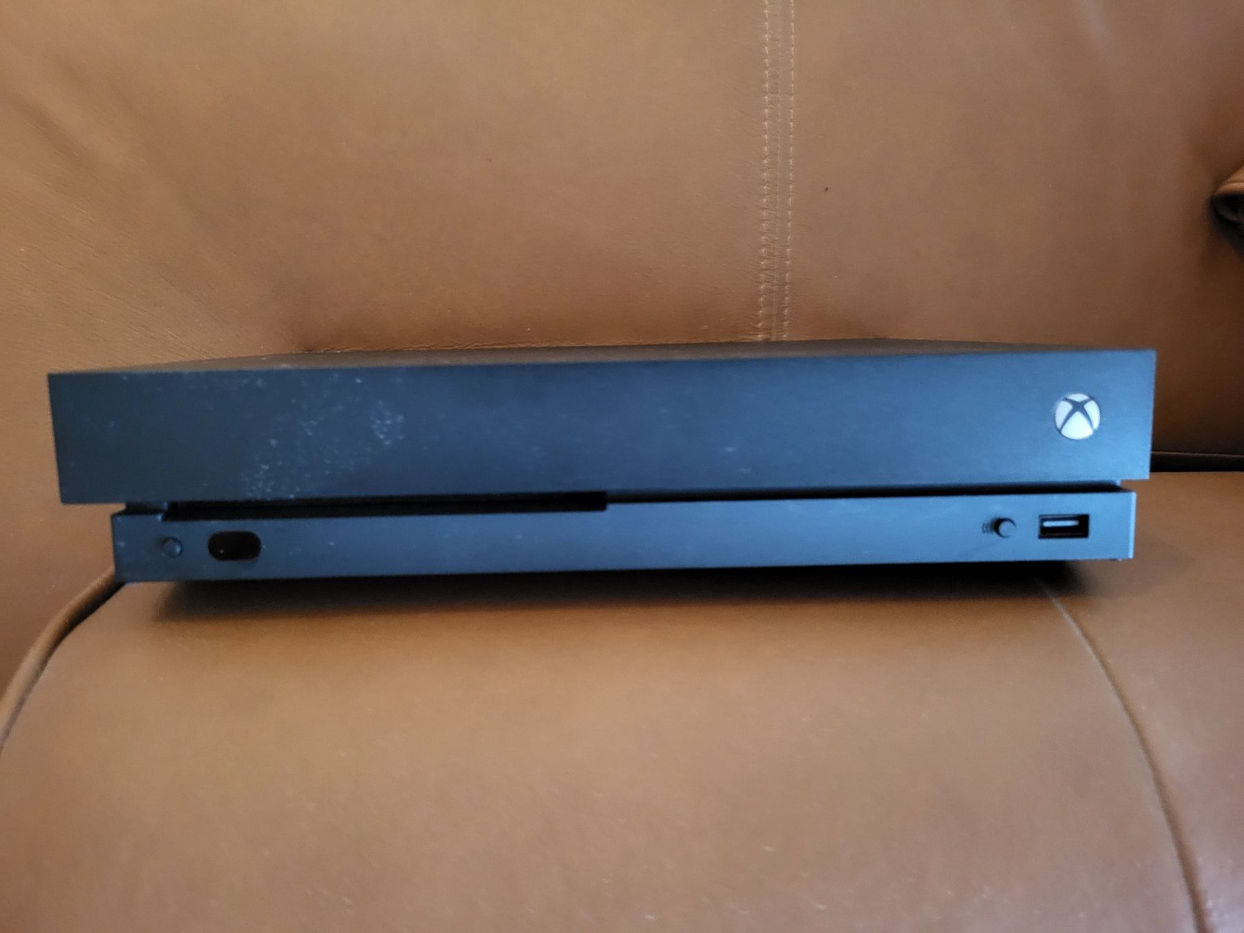 Microsoft Konsolen: XBOX One X – Gebraucht aus Volketswil von phi_q6m6