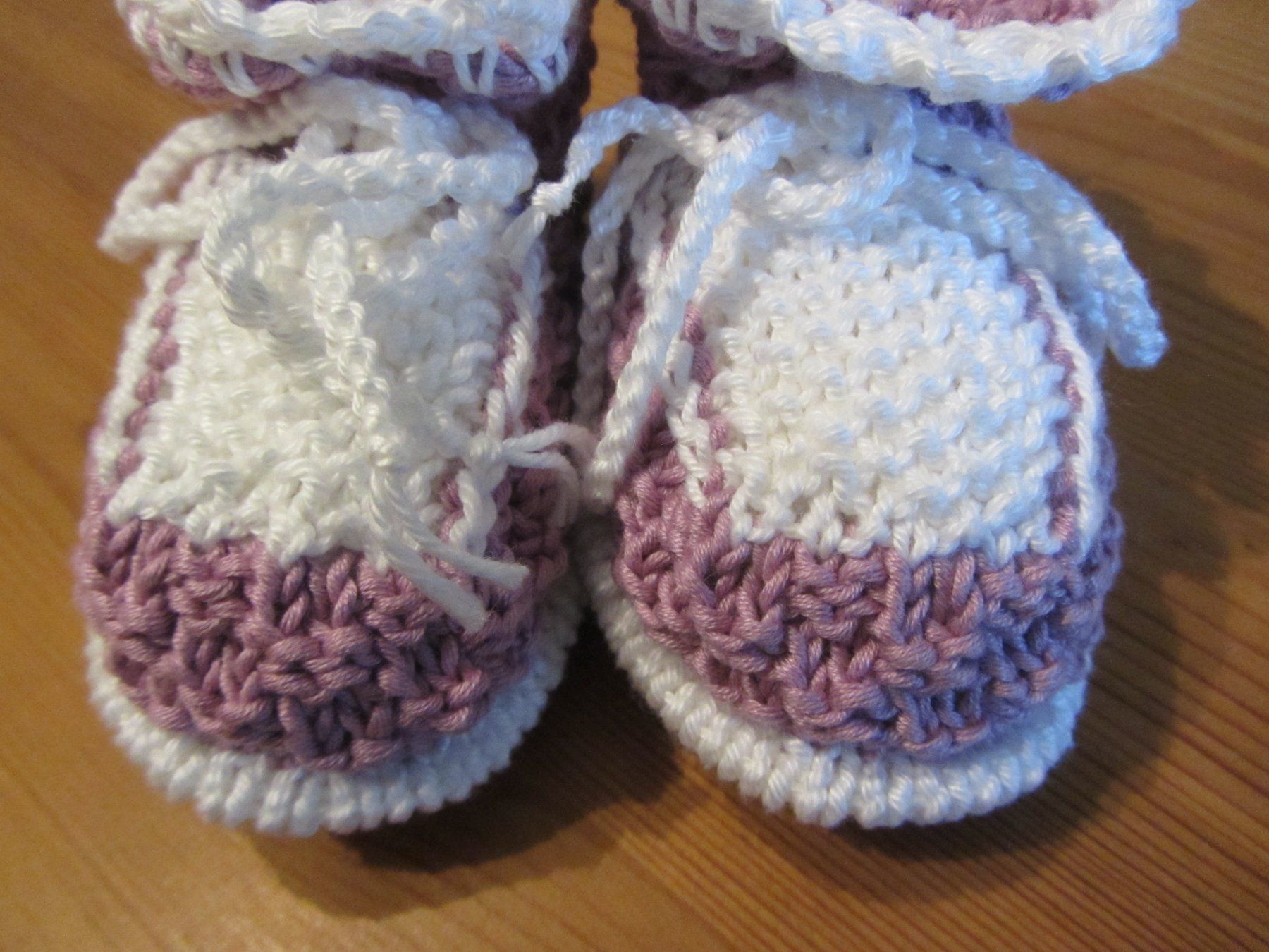 Calze per bambini: Baby Finckli Handarbeit gehäkelt. – Nuovo (secondo la descrizione) da Malters venduto da Hausi88 1