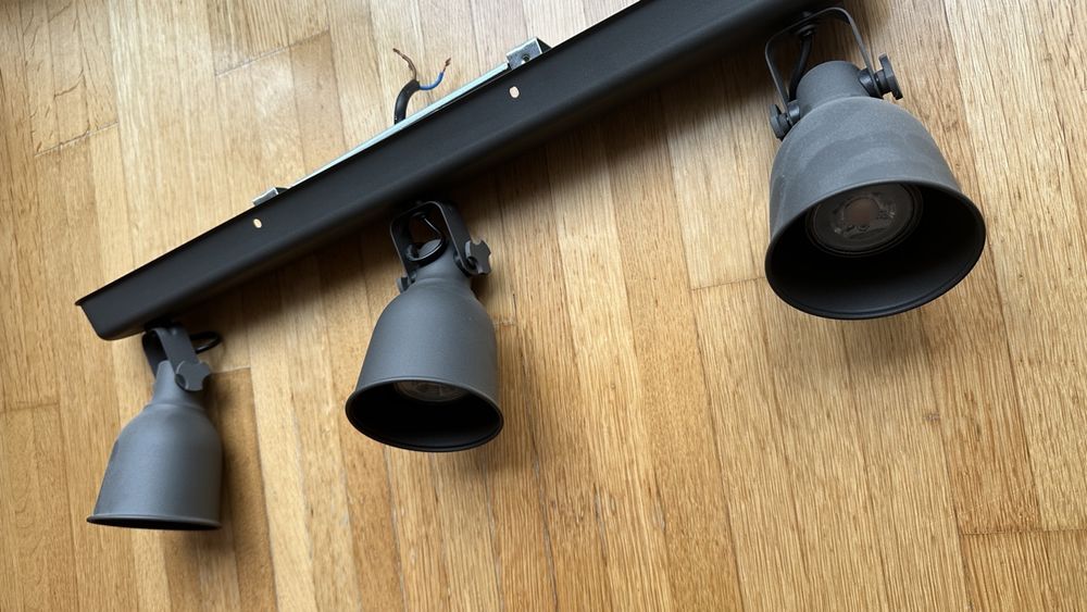 Ikea Lustres & lampes de plafonds: IKEA Deckenleuchte mit 3 Spots / Ceiling Lights – D'occasion à Zürich par eri_ktj7 1