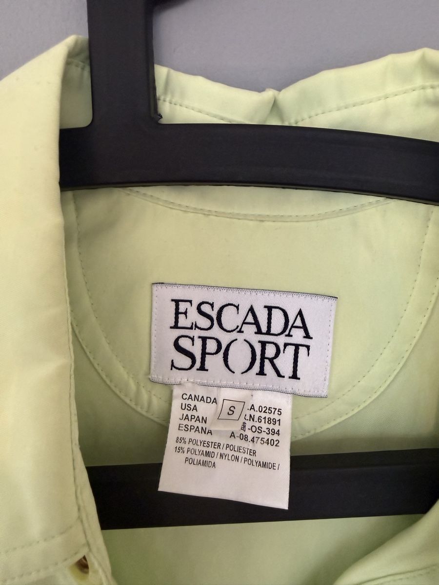 Escada Giacche: Escada Sport chemisier vert clair Taille S – Usato da Lausanne venduto da Mode_350 1