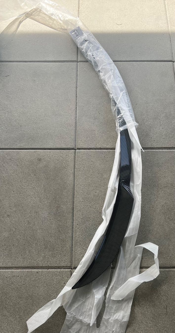 Tesla Tutti pezzi di ricambio auto: Tesla Y 2025 Juniper Spoiler – Nuovo e nell'imballaggio originale da Salavaux venduto da pedromirra 1