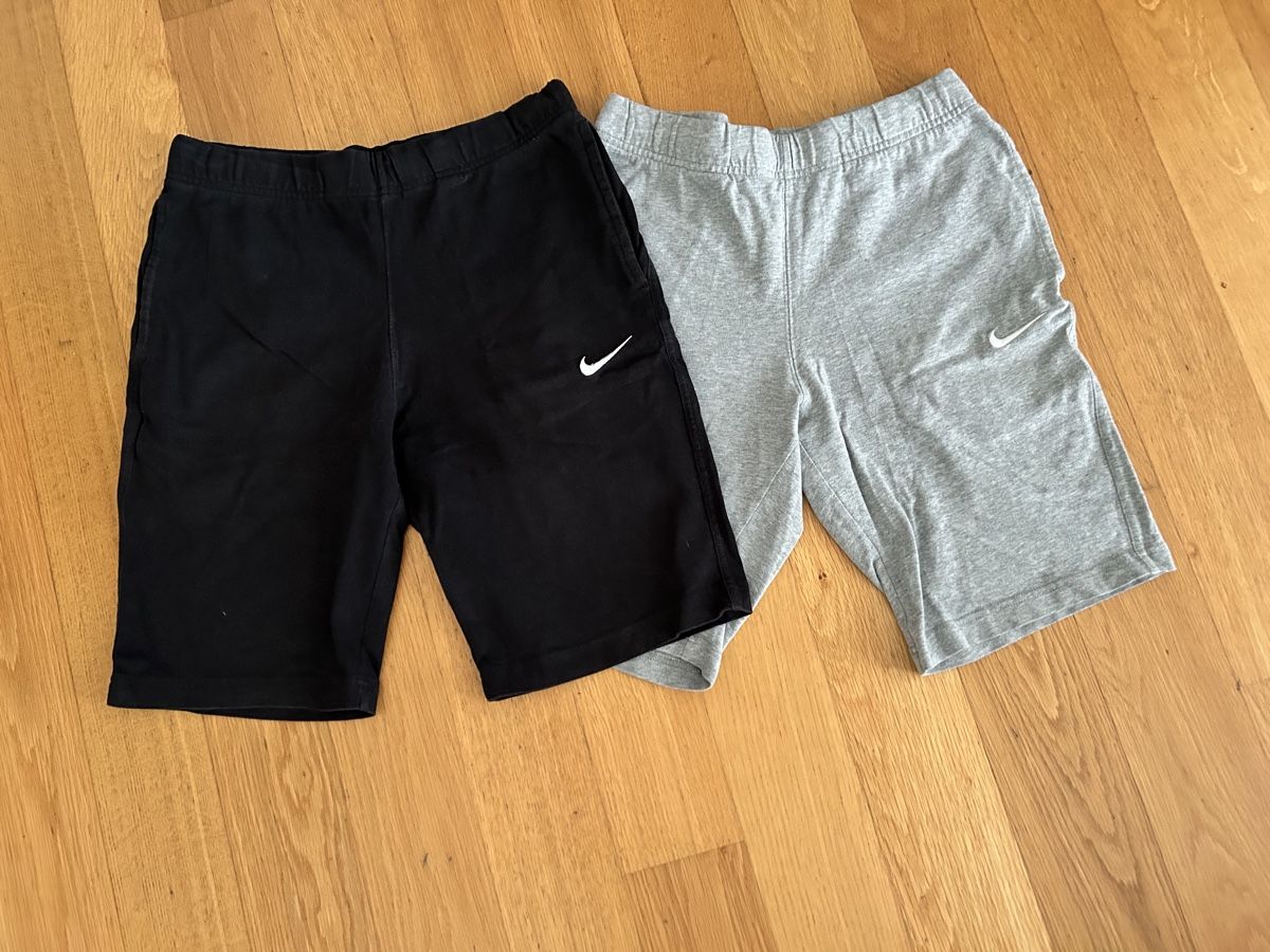 Nike Pantaloni: 2 Nike Shorts Schwarz und Grau Grösse S – Usato da Rupperswil venduto da Birke11
