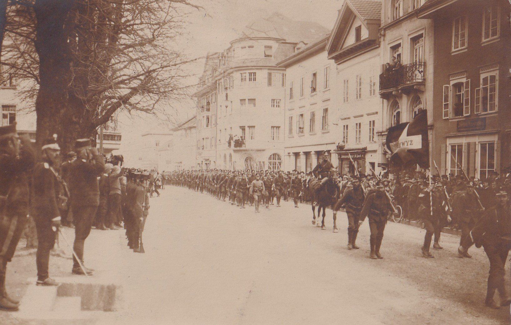Ansichtskarten: Olten Baslerstrasse mit Militärparade – Gebraucht aus Olten von clotaldi