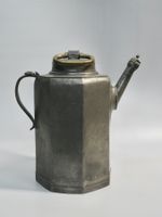 Antike Prismenkanne mit Schraubdeckel aus Zinn datiert 1810