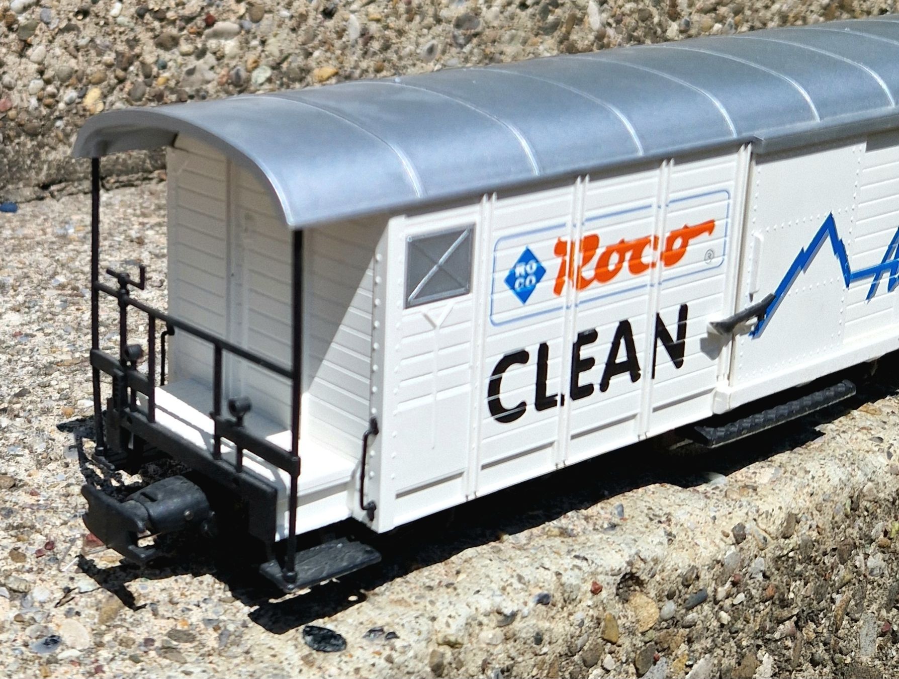 Roco Modellini di ferrovie: Roco Alpine Line Spur 0m Clean Wagen – Usato da Jona venduto da CPeti 1
