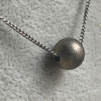 Elegante Halskette mit Kugelanhaenger - Silber ( 35cm)