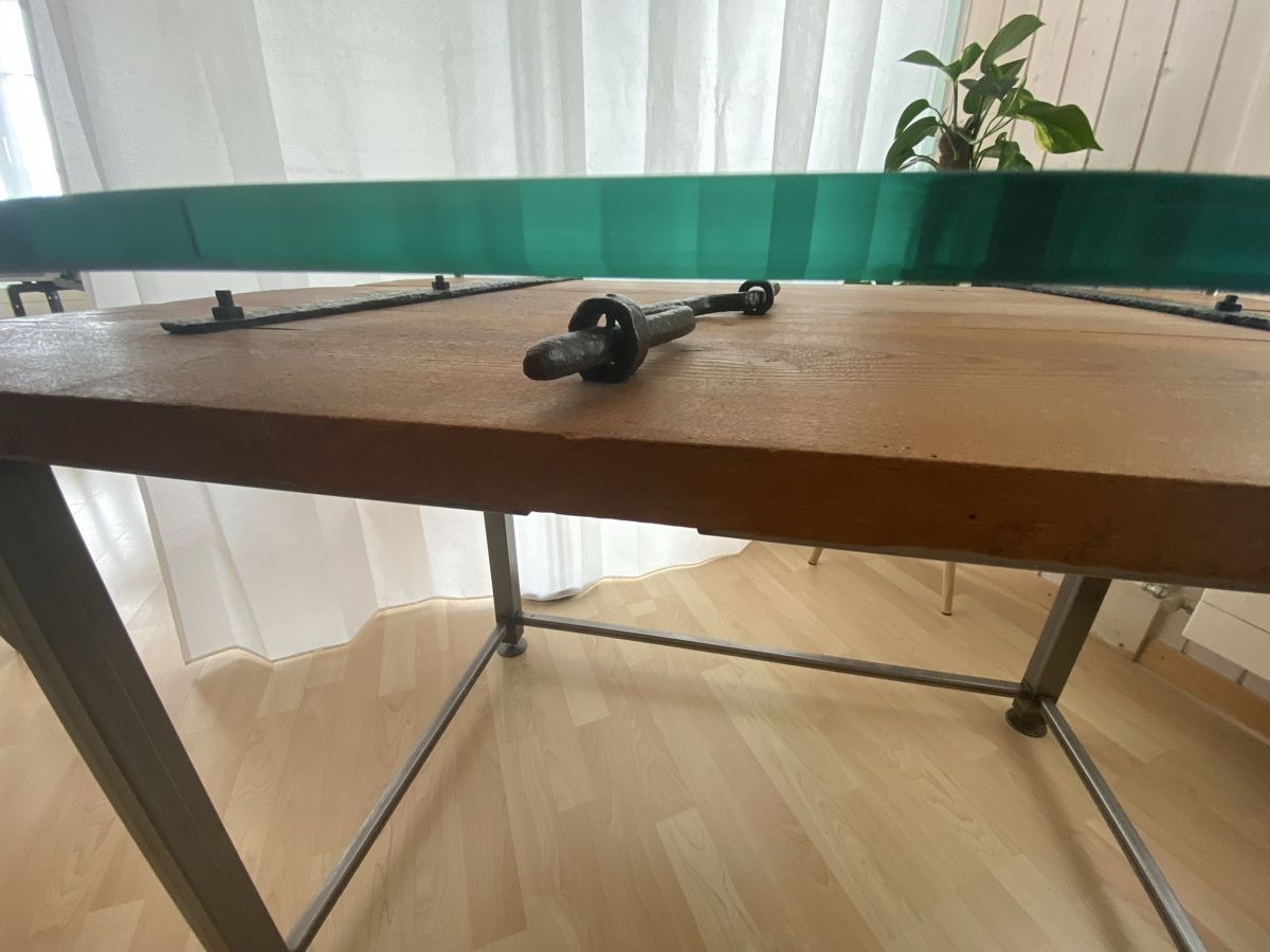 Scrivanie: Rustikaler Holztisch mit Glasplatte, Handgefertigt! – Nuovo e nell'imballaggio originale da wichtrach venduto da elvena 2