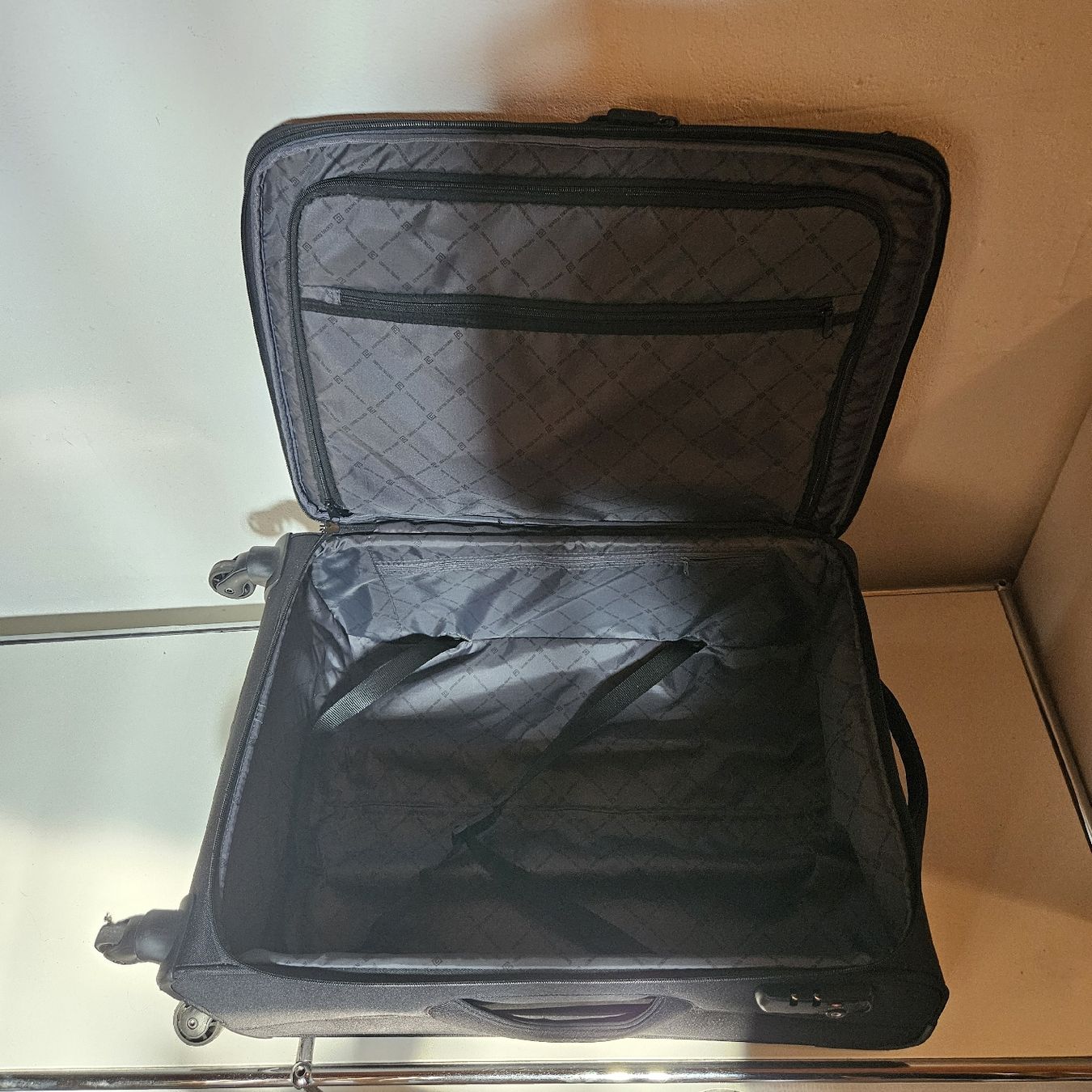 Valigie: Wie neu: Reisekoffer Cental Square – Usato da Bern venduto da naaa000xci 2