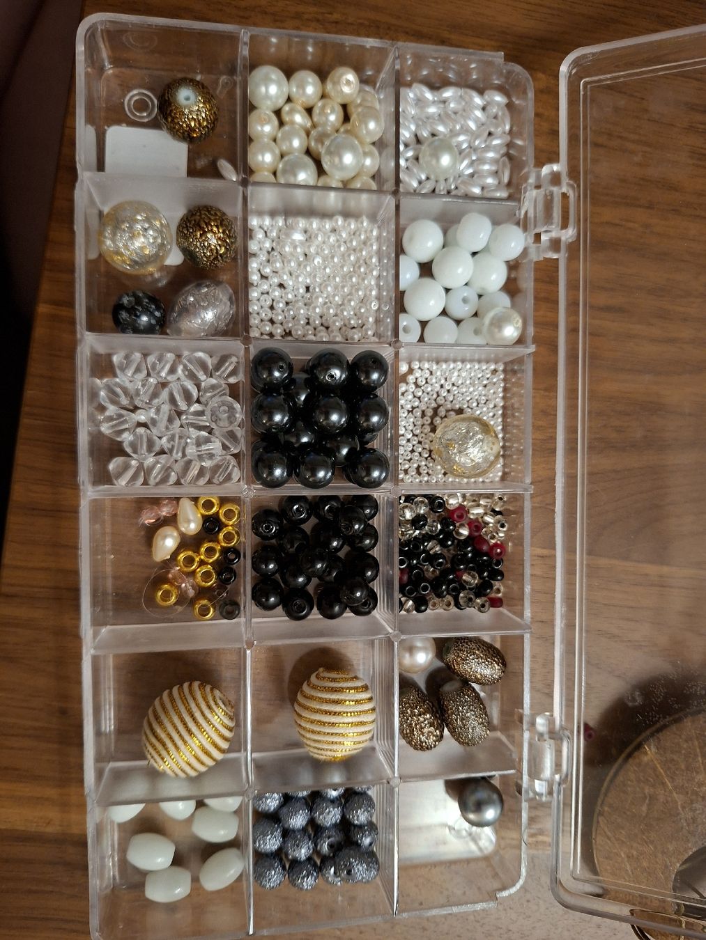Perle (finte): Boîte de perles variées pour créations  – Nuovo (secondo la descrizione) da Vevey venduto da Manatee29