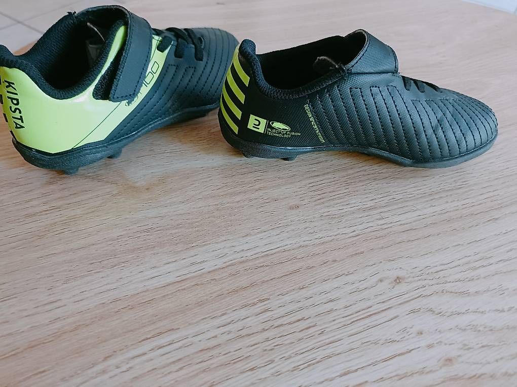 Schuhe für Jungen: Chaussures de foot enfant  Taille 28 – Gebraucht aus La Roche FR von zan_29yx