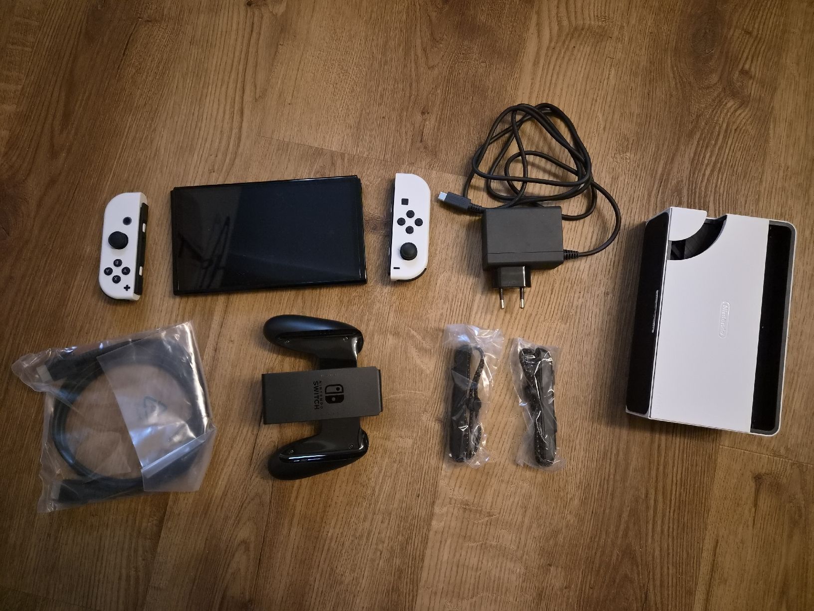 Nintendo Konsolen: Nintendo Switch OLED-Modell + Etui – Gebraucht aus Unteriberg von okb91 3