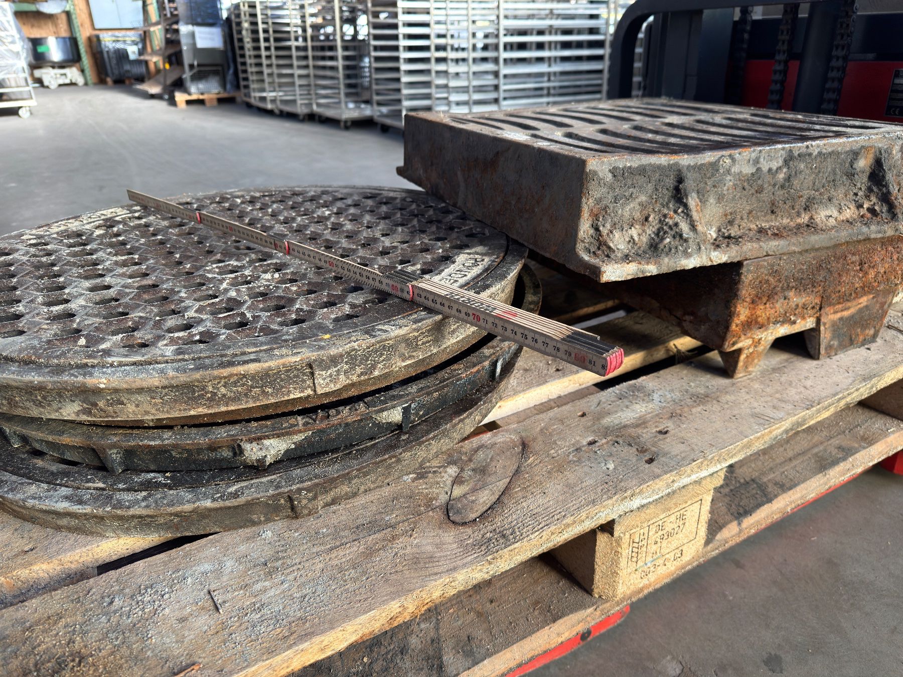 Altri materiali per l'edilizia: Diverse Schachtdeckel Kanaldeckel 3x Rund 2x quadratisch – Usato da Abtwil SG venduto da SHost 1