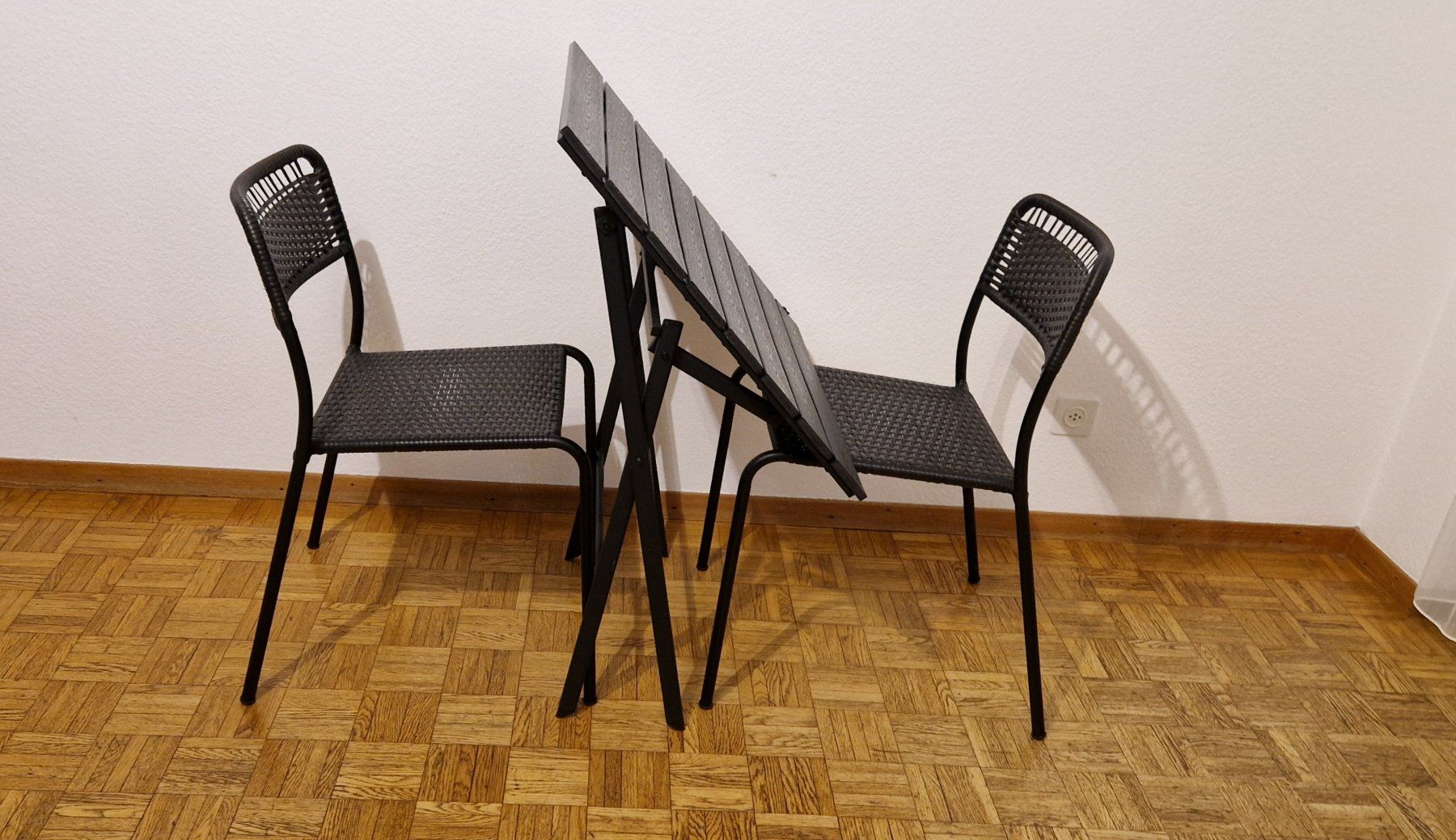 Set di tavolo e panche: Balkon tisch mit 2 sthul – Usato da basel venduto da oen25kze 1