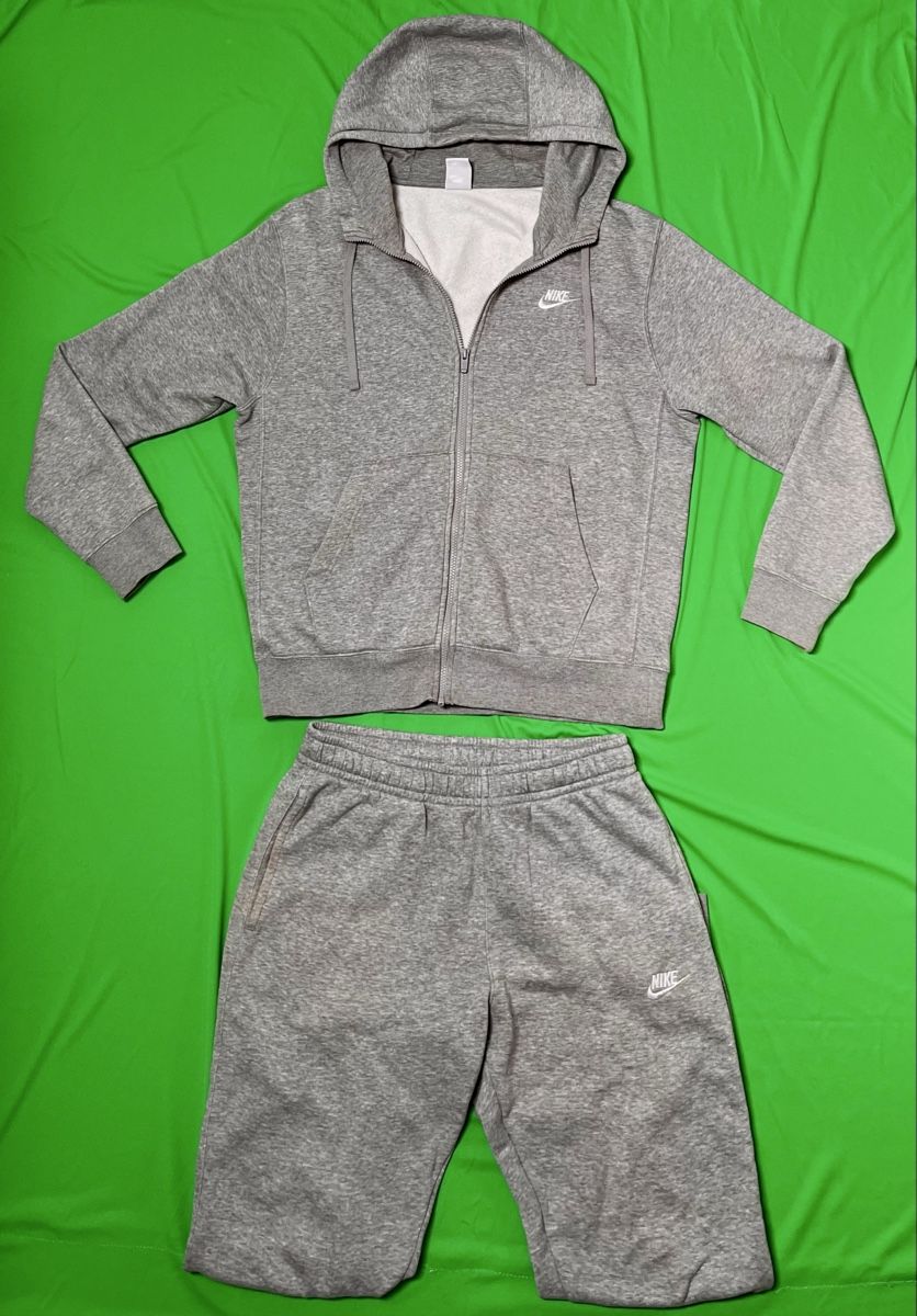 Nike Lots de vêtements: Ensemble Nike (M) – D'occasion à Delémont par kev_rvm7