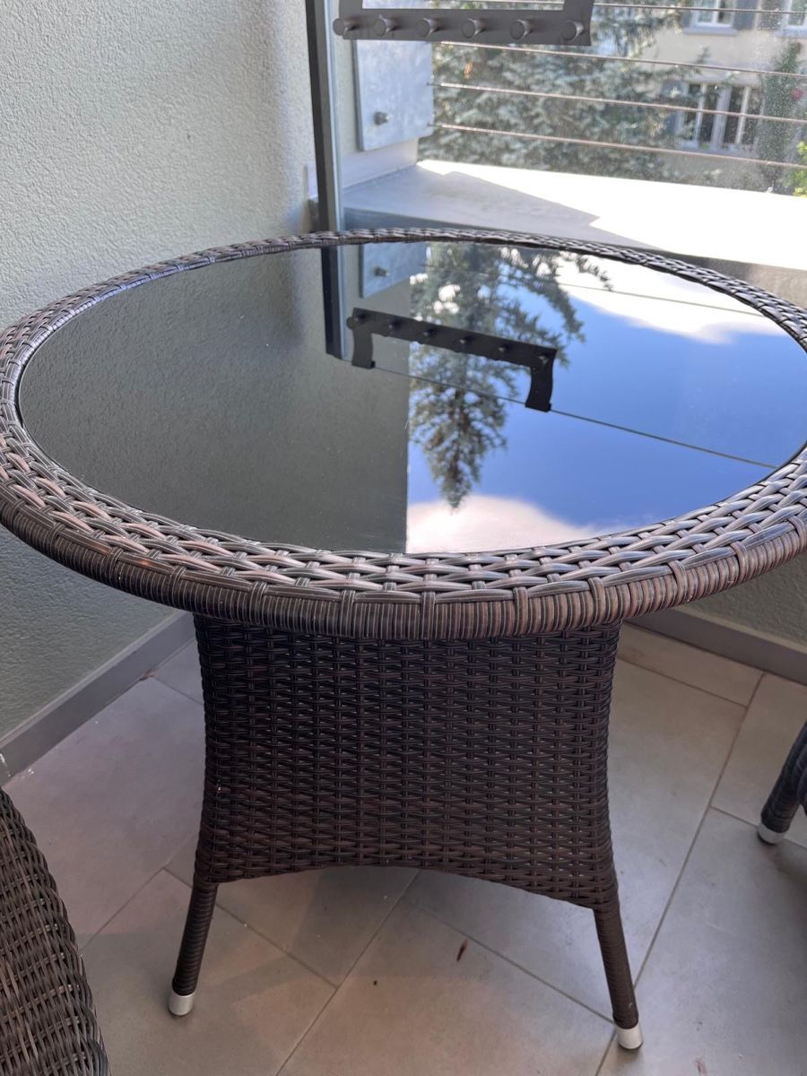 Tavoli: Gartentisch mit 2 Stühlen, Rattansitzgruppe, Balkonmöbel – Usato da Zürich venduto da Pitschi17 2