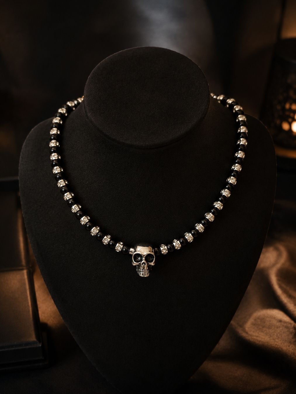 Catenine: Collier pendentif tête de mort perles noires – Nuovo e nell'imballaggio originale da chatel St denis venduto da AD.Leder.Cuir