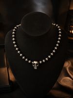 Collier pendentif tête de mort perles noires