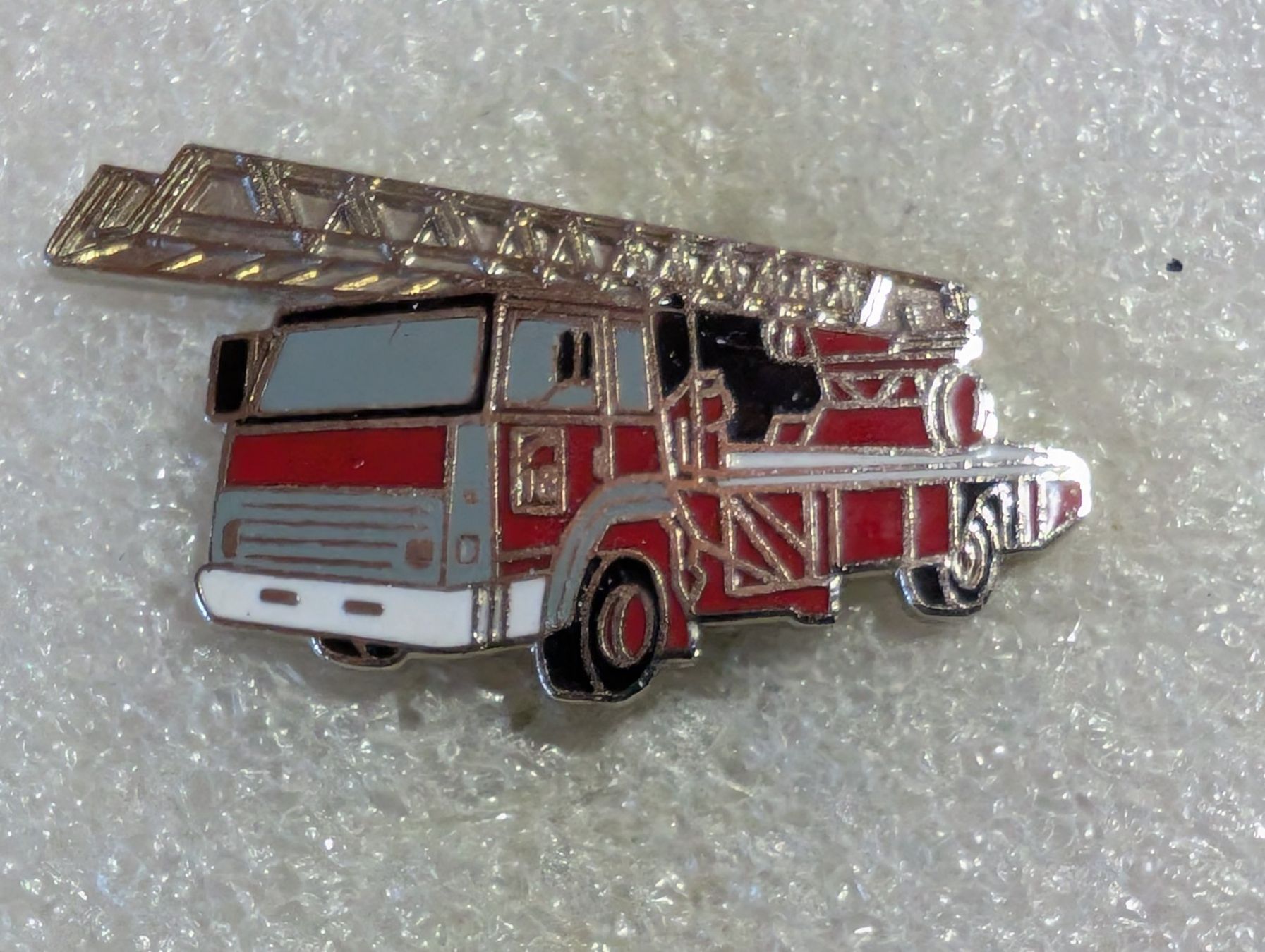 Plaketten & Abzeichen: Ansteckpin 127: Feuerwehr LKW – Gebraucht aus Oppligen von Pin-Fall-Shop