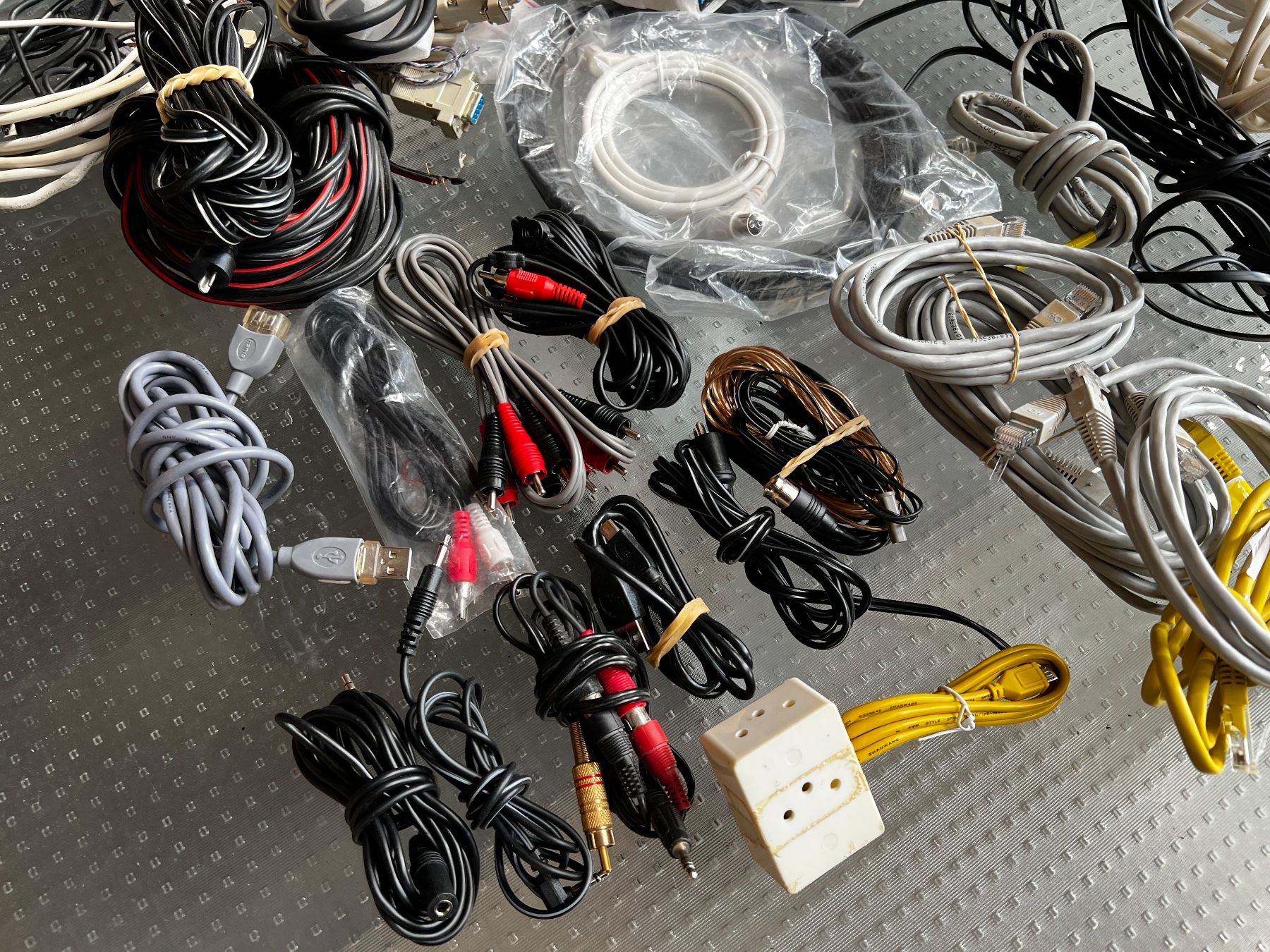 Cavi: Kabel und Leuchtmittel Mix, diverse Stecker – Usato da Häusernmoos venduto da adlerfedern 5