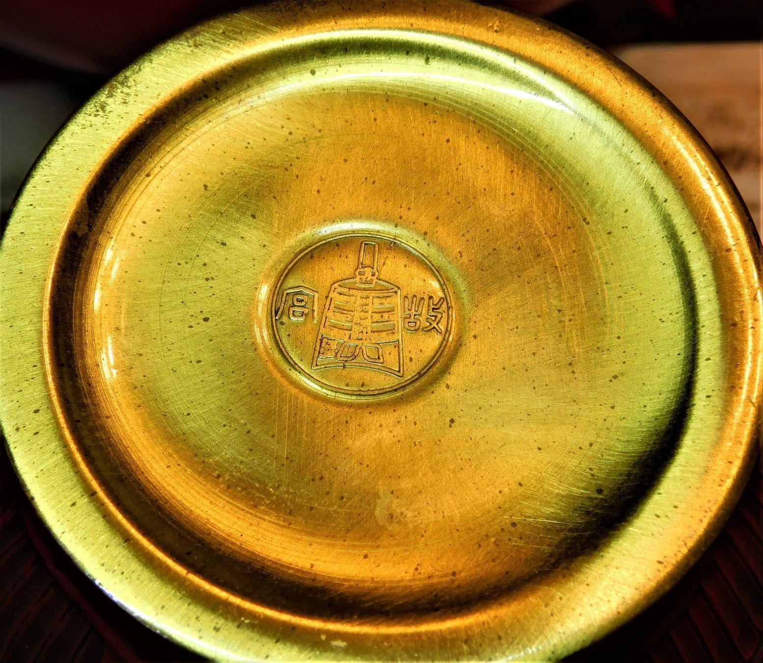 Vasen & Gefässe: Antique Large Cinnabar Vase Deep Cut Brass Inside & Bottom – Gebraucht aus Emmenbrücke von Ulisse-22 4