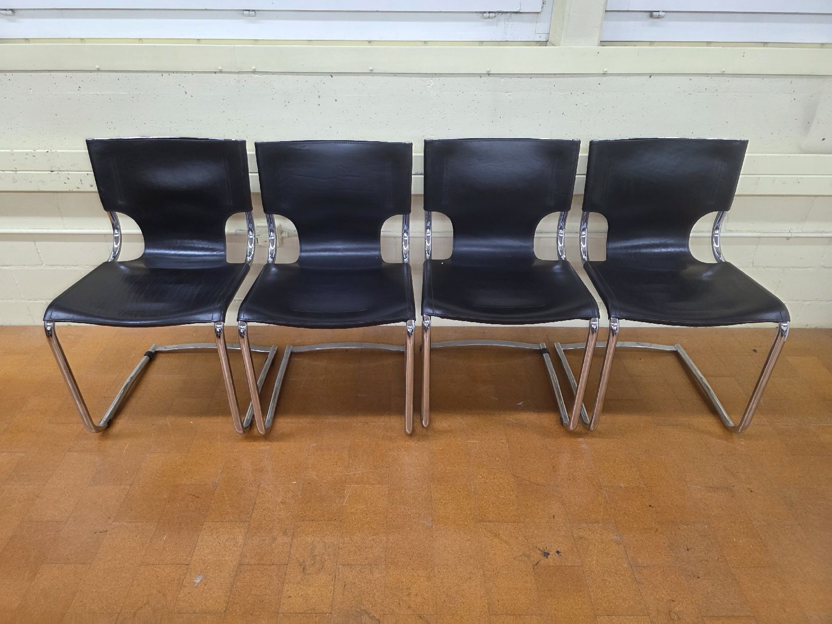 Arco Chaises: 4er Set Carlo Bartoli 920 Stühle - Freischwinger Arco – D'occasion à Lichtensteig par UsedINStore 1