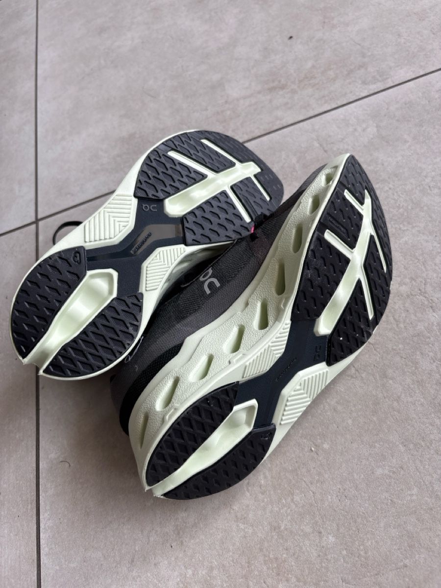 On Scarpe da uomo: Scarpe da corsa On Cloud Eclipse, taglia 40, ottime! – Nuovo (secondo la descrizione) da Tenero venduto da ros_z77m 1
