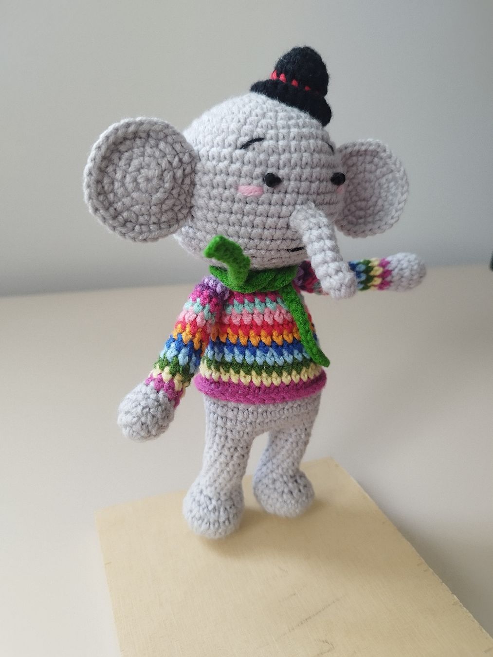 Giocattoli: Handmade Crochet Elephant with Hat, Adorable Present-17 cm – Nuovo e nell'imballaggio originale da Arnex-sur-Orbe venduto da can_97vn 2