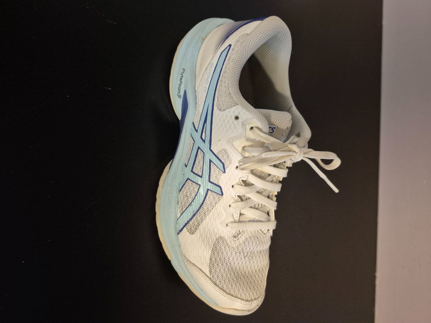 Asics Chaussures femmes: Asics Hallenturnschuhe Gr. 37.5 – D'occasion à Dozwil par C.Stadler 1
