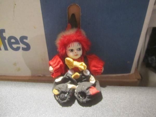 Figuren: Clown schwarz/roter Anzug – Gebraucht aus Zürich von Motzkuh