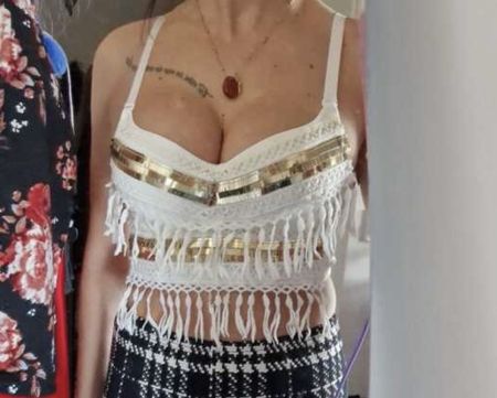 CROP TOP BLANC À FRANGES ET SEQUINS DORÉS