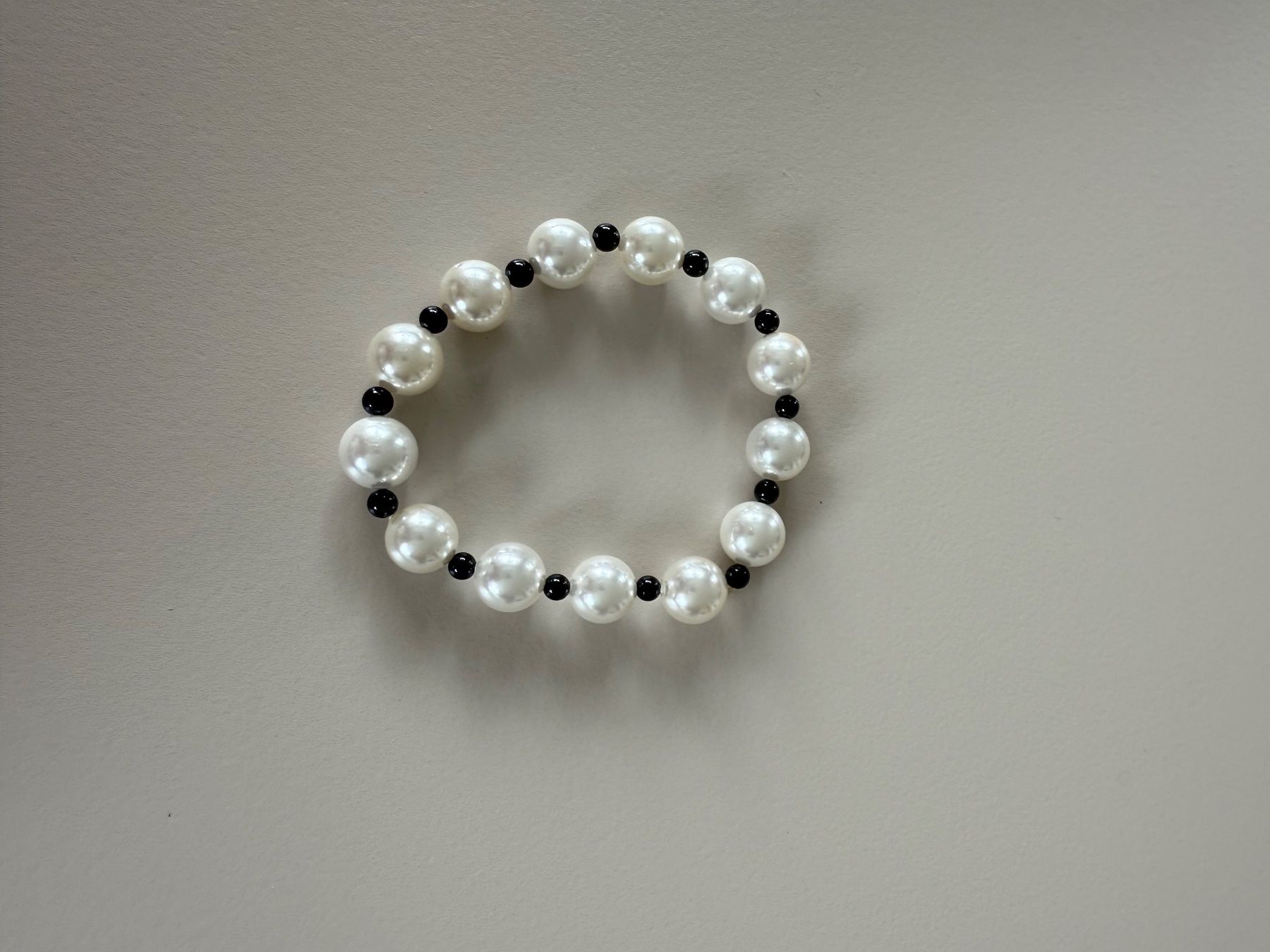 Bracciali & Braccialetti: Perlenarmband COCO-Style, Modeschmuck schwarz/weiss 8mm – Nuovo (secondo la descrizione) da Zollikon venduto da dorean