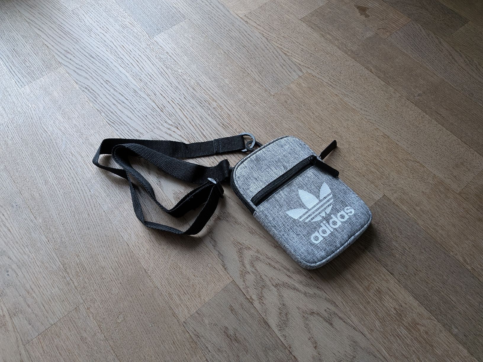 Adidas Taschen: Adidas Bauchtasche/Umhängetasche – Neu (gemäss Beschreibung) aus Burgdorf von Laur1nd 1