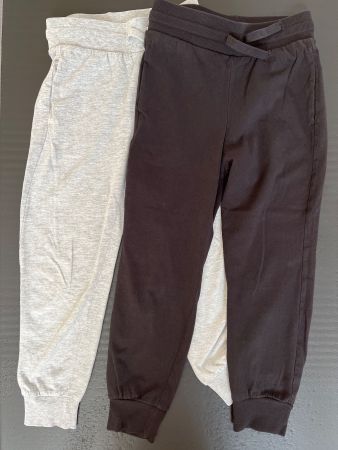 2 Jogginghosen Kinder Grösse 128 grau und schwarz