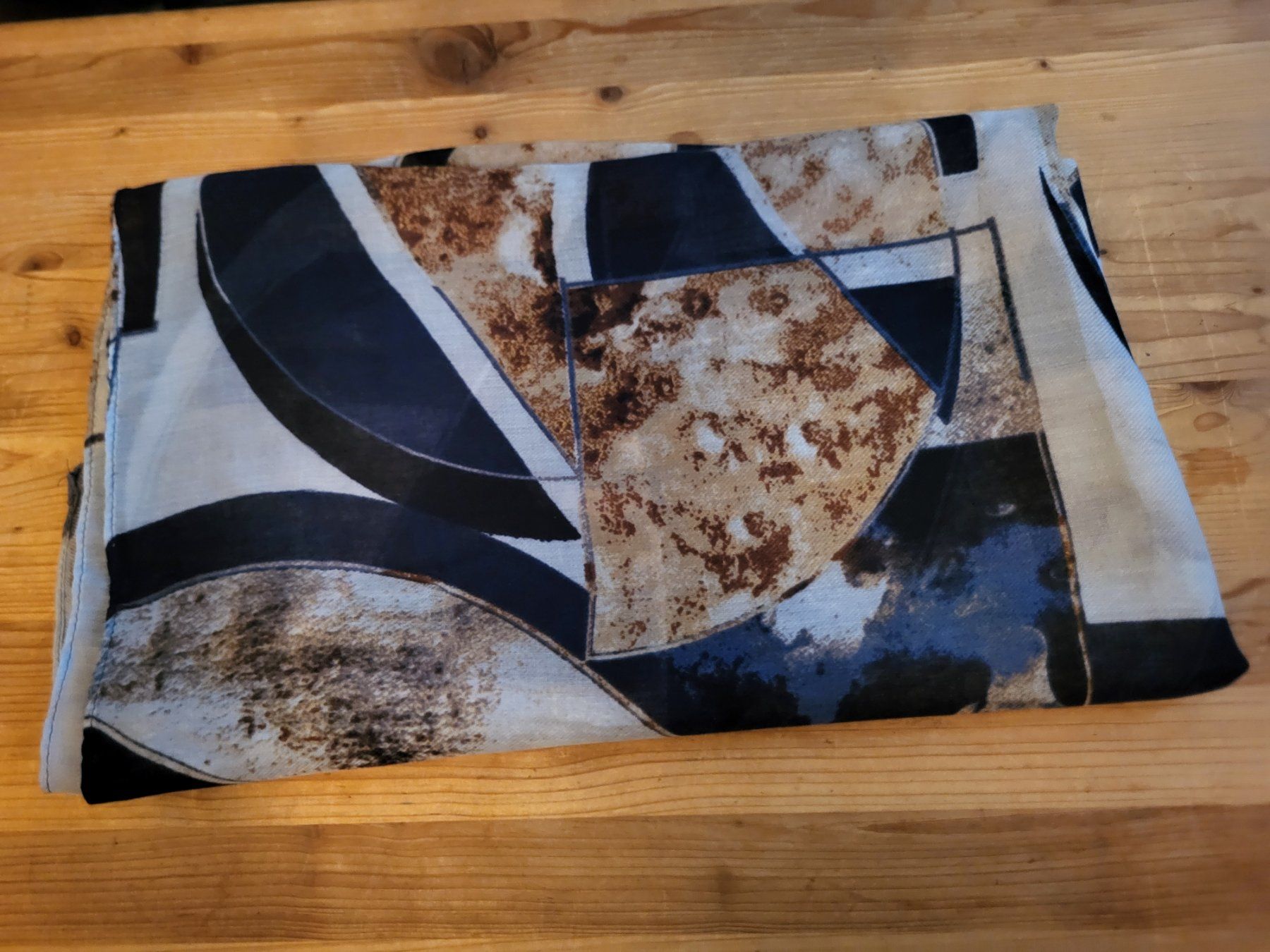 Foulard & Sciarpe: Etwas dickerer Schal mit vielfarbigem Muster – Nuovo (secondo la descrizione) da Guggisberg venduto da Aegertenlehn