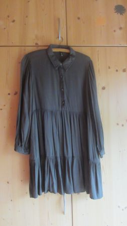 Jolie robe kaki taille XL