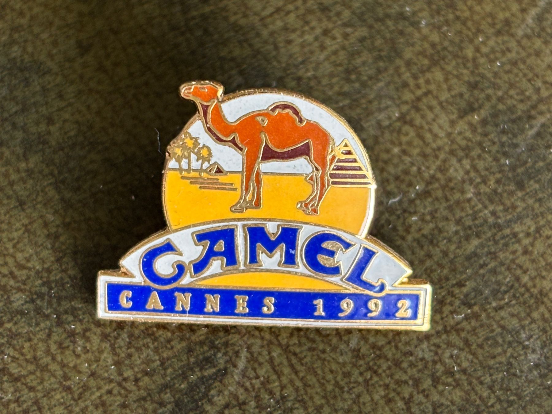 Placchette & Badge: vintage CAMEL Cannes 1992 Pin – Usato da THERWIL venduto da Fcbbasel